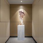 Modern creative abstract crafts sculptures, transparent resin ornaments in the entrance hall, floor to ceiling living room soft decoration, high-end atmosphere